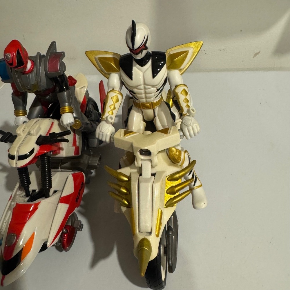 Power Rangers Samurai Gold Ranger and Red Ranger with Motorcycles Toy Set - Picture 2 of 16